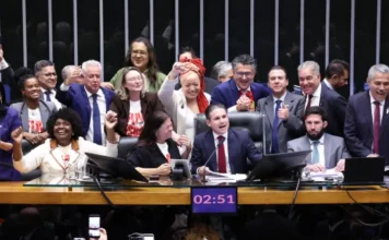 Câmara aprova fim da escala 6×1 e PEC segue para votação no Senado