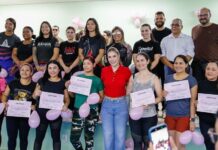 Primeira-dama Thaisa Cidade entrega de certificados para alunas de curso de defesa pessoal