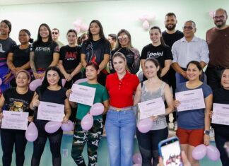 Primeira-dama Thaisa Cidade entrega de certificados para alunas de curso de defesa pessoal