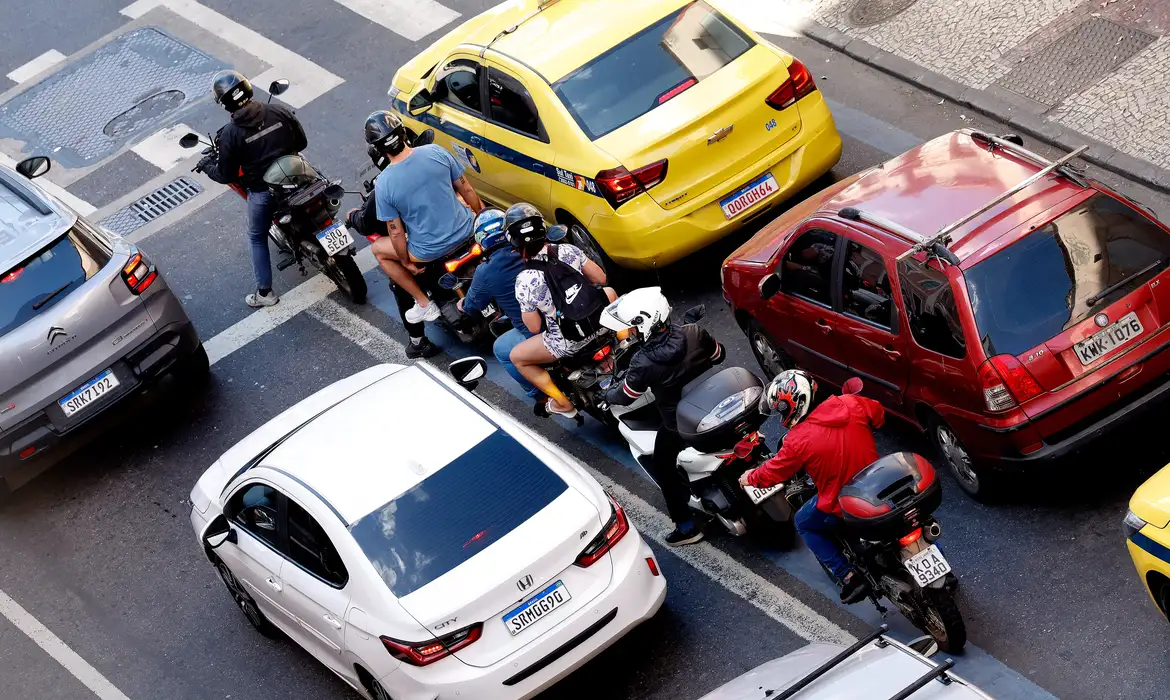 motos, carros rua . Foto Tânia Rego