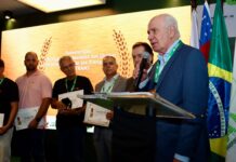 Vice-governador Serafim Corrêa recebe medalha internacional durante a TranspoAmazônia 2026