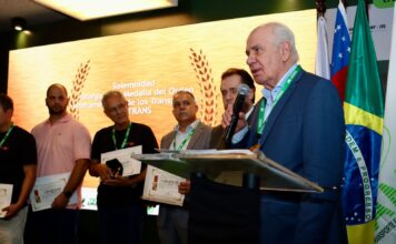 Vice-governador Serafim Corrêa recebe medalha internacional durante a TranspoAmazônia 2026
