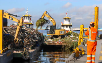 Prefeitura de Manaus retira 300 toneladas de lixo da orla do rio Negro em nova operação