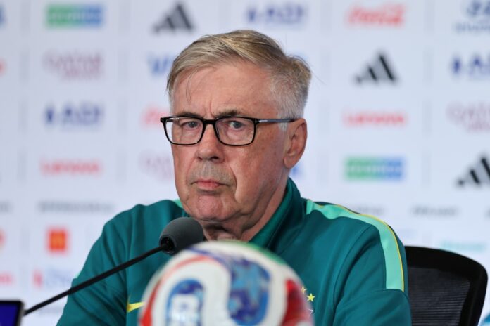 Carlo Ancelotti durante entrevista coletiva antes do jogo contra a Escócia, pela terceira rodada da Copa do Mundo Créditos- Carmen Mandato - FIFA:FIFA via Getty Images