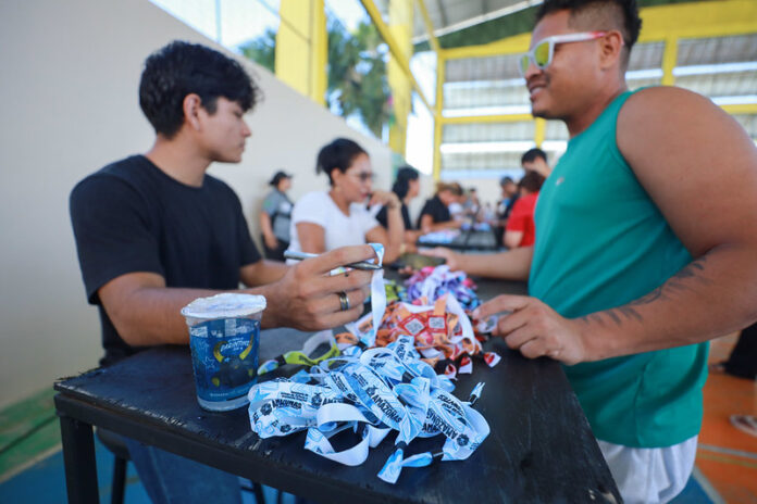Festival de Parintins 2026 Governo do Amazonas inicia troca de alimentos por pulseiras para a Festa dos Visitantes 2_FOTO TIAGO CORREA SECOM