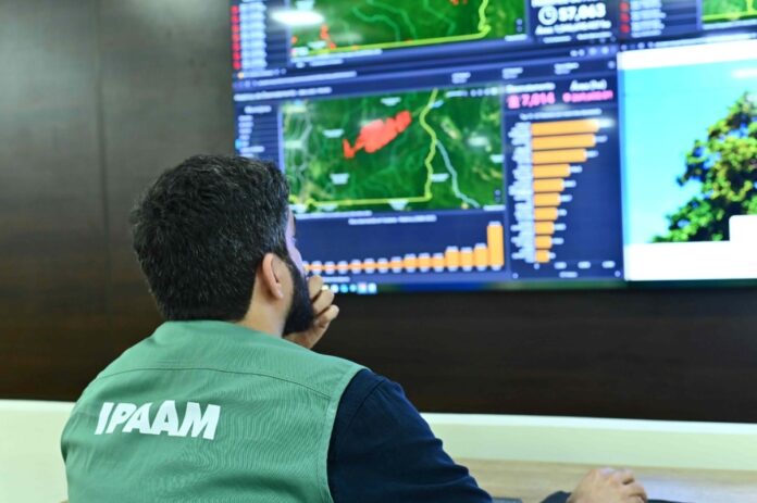 Ipaam_Queda no desmatamento 2026_Servidor do Ipaam durante monitoramento ambiental no CMAAP_Crédito da foto 3_Arquivo-Ipaam