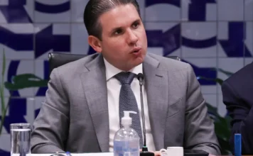 Motta convoca reunião de líderes para votar PL do fim da escala 6×1