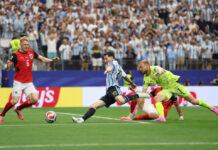 Messi marca duas vezes, alcança feito histórico e leva Argentina às oitavas da Copa