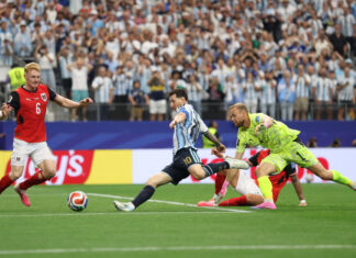 Messi marca duas vezes, alcança feito histórico e leva Argentina às oitavas da Copa