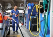 Vendas no comércio recuam 1,5% em abril, impactadas por combustíveis