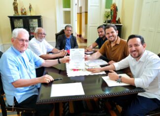 Prefeito Renato Junior regulariza imóveis da Igreja Católica e encerra demanda histórica em Manaus