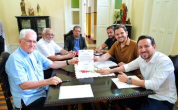 Prefeito Renato Junior regulariza imóveis da Igreja Católica e encerra demanda histórica em Manaus