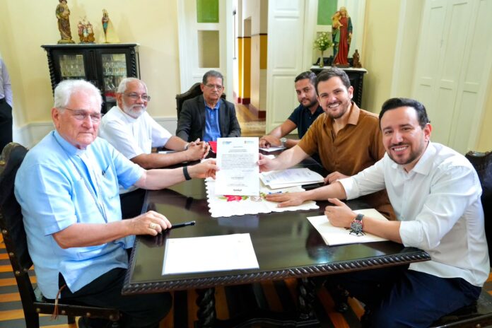 Prefeito Renato Junior garante fim de burocracia histórica com entrega de títulos definitivos de imóveis para a igreja católica 2
