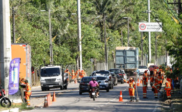 Estrada do Aeroporto recebe mutirão de limpeza com 250 servidores em Manaus