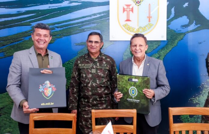 Adjuto Afonso e Comandante Dan reforçam parceria com Exército para enfrentar estiagem no Amazonas - Foto - Ney Xavier