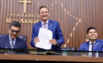 Adjuto Afonso é eleito presidente da Aleam com 19 votos após determinação do STF