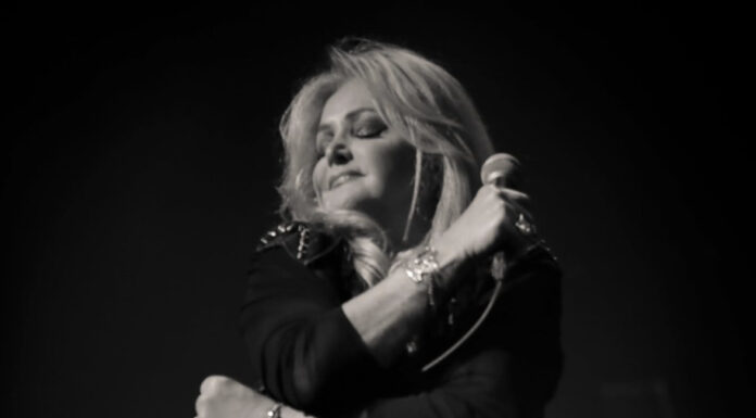 Morre Bonnie Tyler, voz do clássico ‘Total Eclipse of the Heart’, aos 75 anos