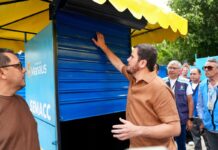 Renato Junior entrega primeiras bancas padronizadas para camelôs do Centro de Manaus