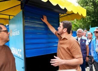 Renato Junior entrega primeiras bancas padronizadas para camelôs do Centro de Manaus