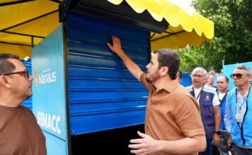 Renato Junior entrega primeiras bancas padronizadas para camelôs do Centro de Manaus