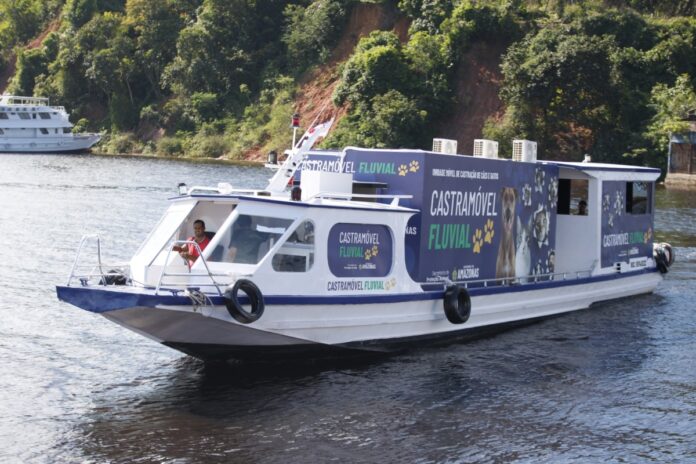 Governador Roberto Cidade entrega primeiro Castramóvel Fluvial do mundo para ampliar atendimento veterinário no interior do Amazonas 8_Foto Divulgação Secom