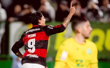 Flamengo goleia a Chapecoense na Arena Condá e encerra o primeiro turno na briga pela liderança