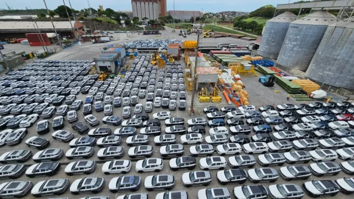Portos brasileiros estão, literalmente, lotados de carros e peças (Reprodução:Internet)