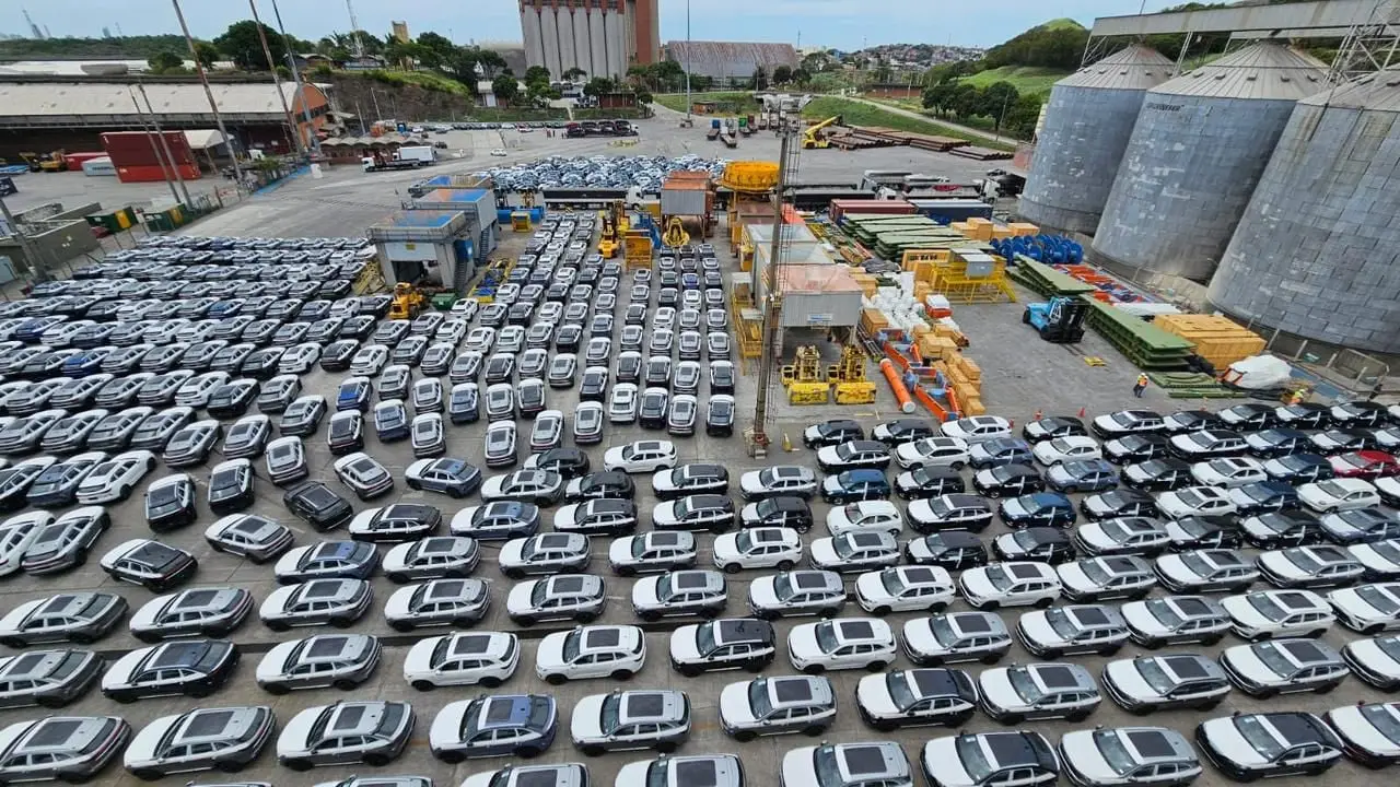 Portos brasileiros estão, literalmente, lotados de carros e peças (Reprodução:Internet)
