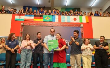 Governador Roberto Cidade entrega kits escolares, livros, alimentação e equipamentos em escola de Manaus