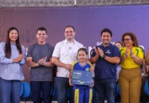 Na zona leste, o Governador Roberto Cidade reforça educação com entrega de kits escolares