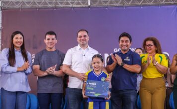 Na zona leste, o Governador Roberto Cidade reforça educação com entrega de kits escolares