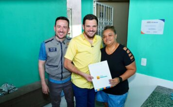 Renato Junior entrega quatro casas reformadas pelo Casa Manauara e prevê mil reformas em 2027
