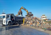 Retirada de 257 toneladas de lixo da orla de Manaus em julho expõe o grave impacto do descarte irregular no Rio Negro