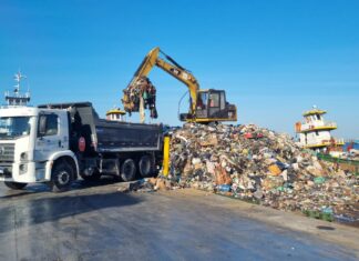 Retirada de 257 toneladas de lixo da orla de Manaus em julho expõe o grave impacto do descarte irregular no Rio Negro