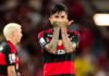 Flamengo vence Vitória por 2 a 0 no Maracanã e aperta o passo rumo à liderança do Brasileirão