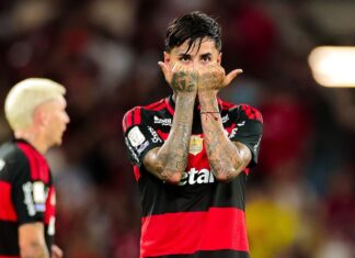 Flamengo vence Vitória por 2 a 0 no Maracanã e aperta o passo rumo à liderança do Brasileirão