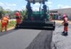 Obras de pavimentação substituem via de terra por asfalto no bairro Tarumã