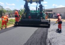 Obras de pavimentação substituem via de terra por asfalto no bairro Tarumã