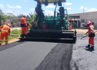 Obras de pavimentação substituem via de terra por asfalto no bairro Tarumã