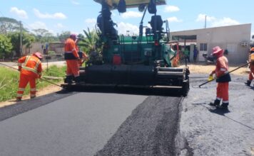 Obras de pavimentação substituem via de terra por asfalto no bairro Tarumã
