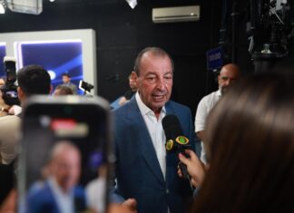 No debate da Band, Omar Aziz aposta em experiência e apresenta plano para reestruturar o Amazonas