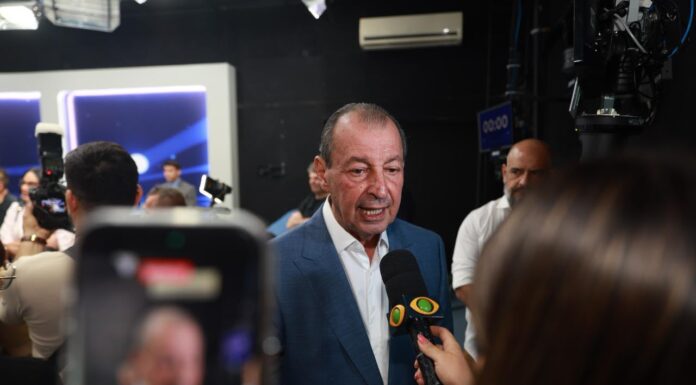 No debate da Band, Omar Aziz aposta em experiência e apresenta plano para reestruturar o Amazonas