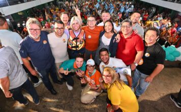Na Praça 14, David Almeida desafia opositores e critica gestão da saúde estadual