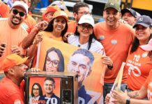 Na Compensa, Dra. Shádia ouve relato de moradora que aguarda cirurgia há três anos