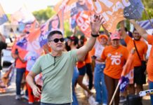 David Almeida participa de bandeiraços em diferentes regiões de Manaus neste domingo