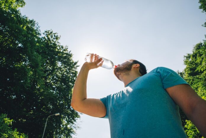 bebendo agua