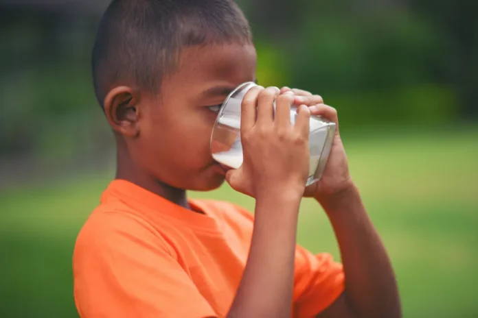desnutricao-infantil criança bebendo água . Foto freepick