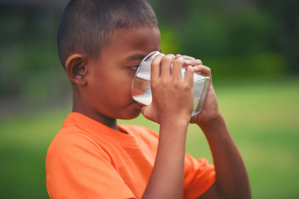 desnutricao-infantil criança bebendo água . Foto freepick