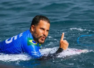 Ítalo Ferreira vence Ethan Ewing e avança às semifinais da WSL em Teahupo’o