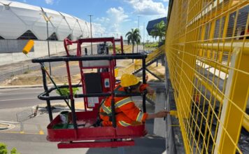 Prefeitura de Manaus moderniza passarela em frente à Arena da Amazônia